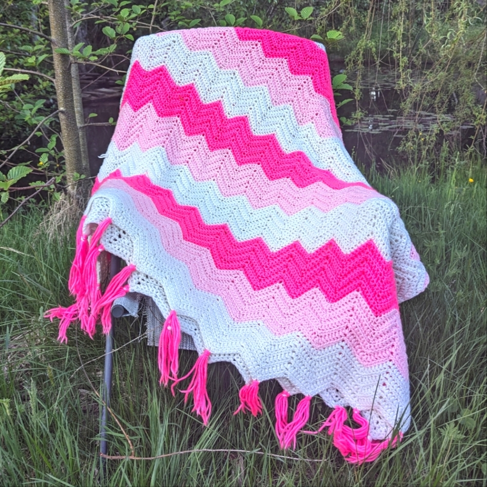 Handknit pink and white chevron pattern twin size blanket